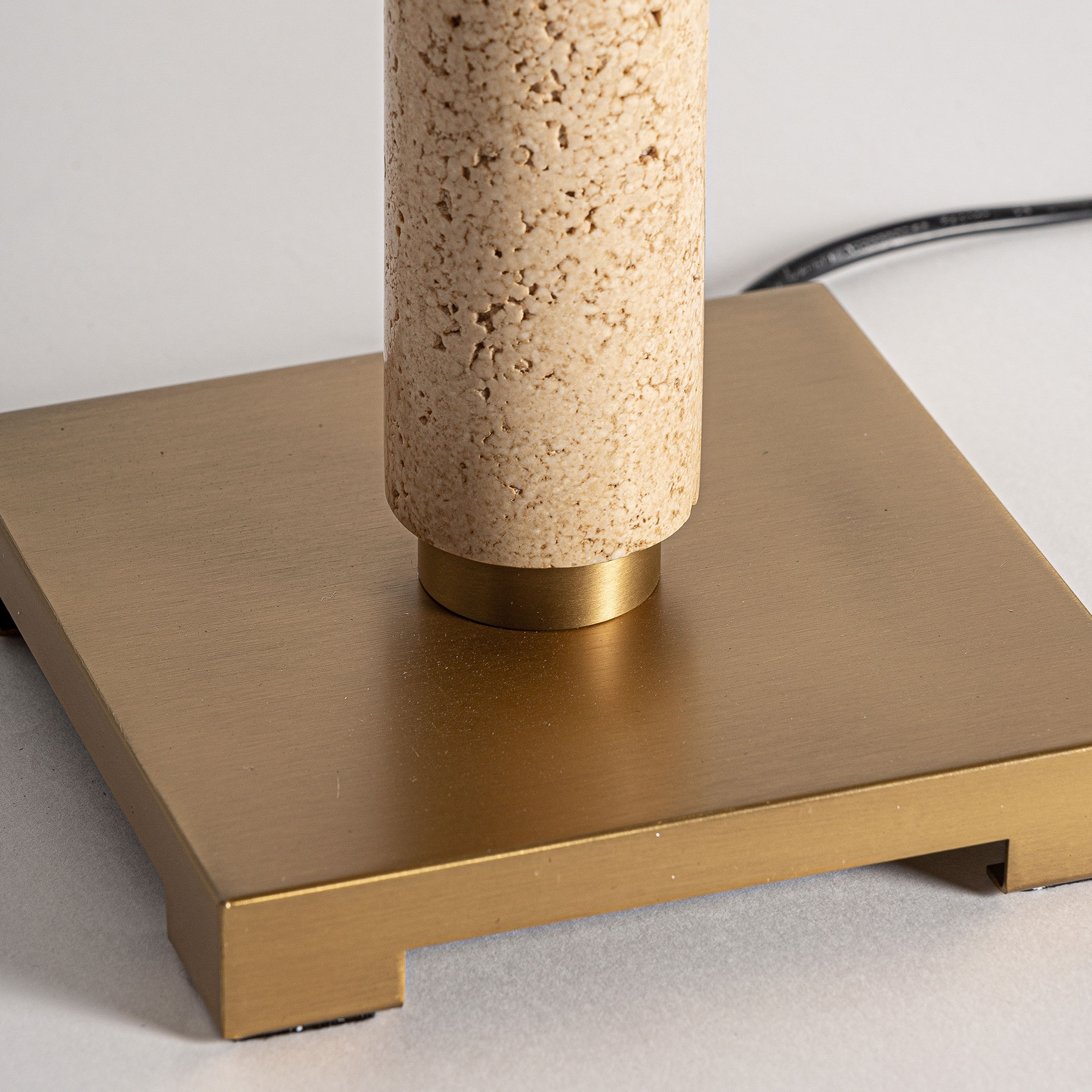 Настольная лампа Vical Alina 33627, светло-желтый мрамор, матовое золото